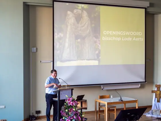 Openingswoord tijdens een sessie in het auditorium