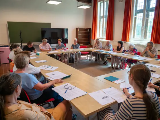 Groepsgesprek rond de tafel in een vergaderzaal