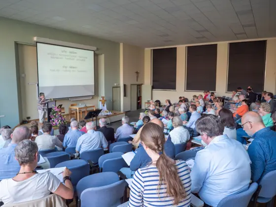 Deelnemers in gesprek tijdens een sessie